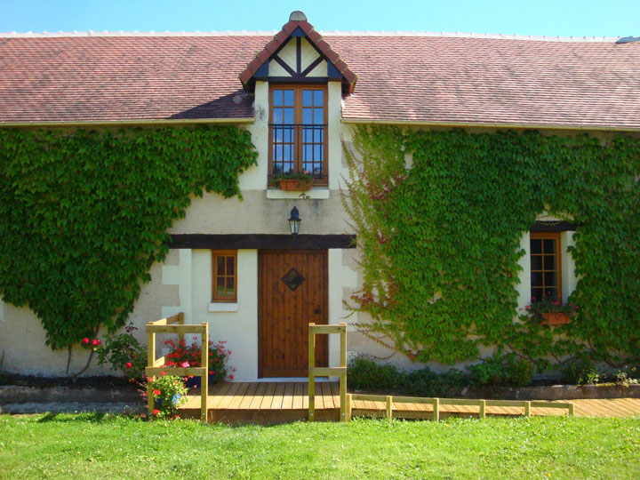Les Ecuries Loire Valley gite with heated pool, big outdoor spaces and disabled facilities